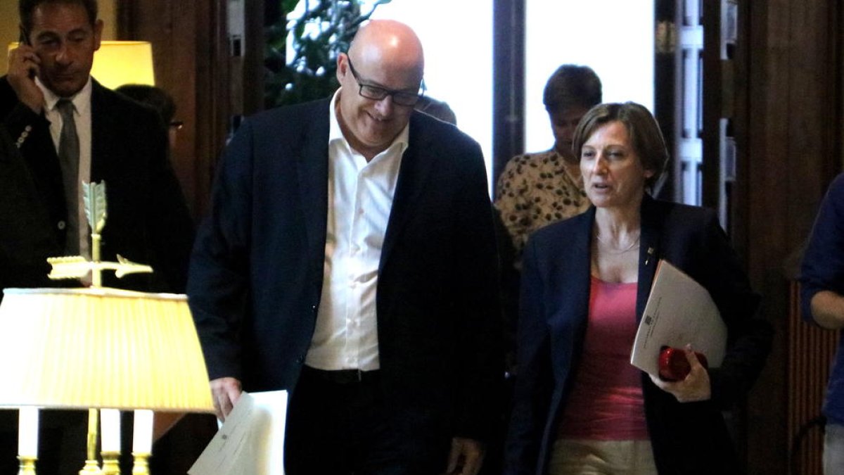Forcadell i el diputat de JxSí Lluís Corominas, ahir després de conèixer la resolució del Constitucional.