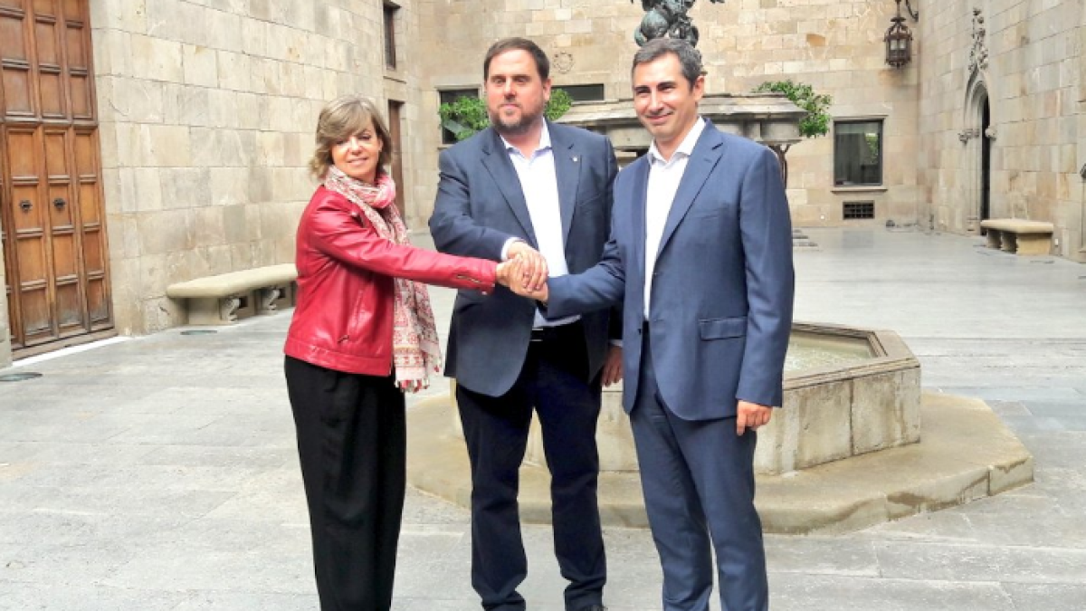 Borràs, Junqueras i Illa després de segellar l’acord.