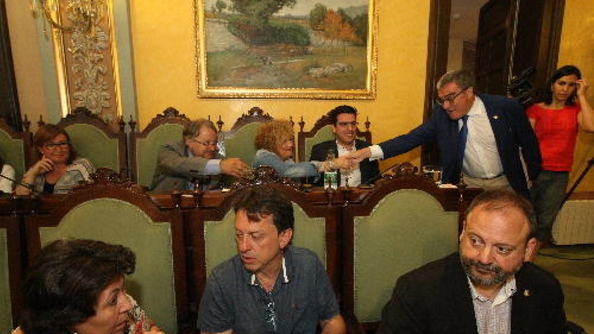 Ros, saludant els regidors de CiU en un ple municipal.