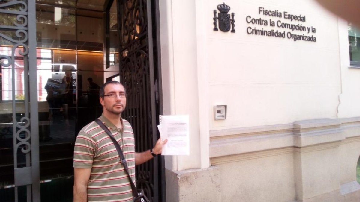 El concejal del Comú Carlos González, ayer ante la Fiscalía.