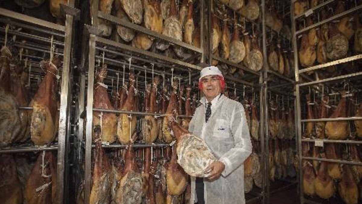 Antoni Condal, al nou assecador amb capacitat per a dos milions de pernils.