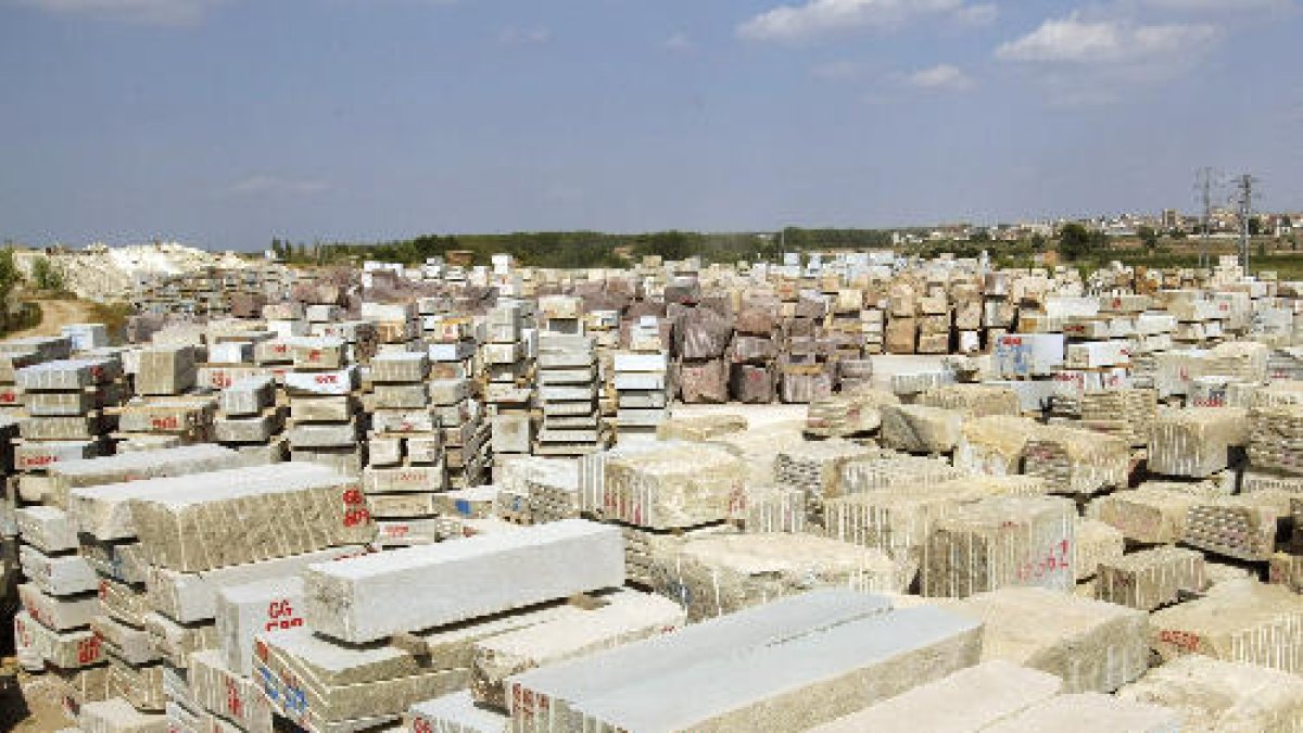Magatzem a les Borges amb milers de tones de pedra de tot el món per a la Sagrada Família.