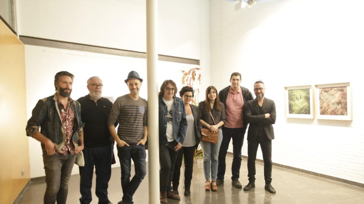 Alguns dels fotògrafs participants en l’exposició, ahir en la inauguració a l’Espai Cavallers.