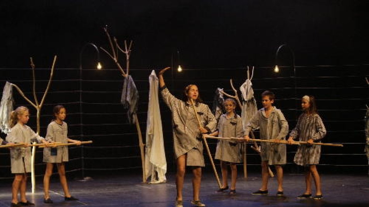 La companyia infantil de l’Aula de Teatre de Lleida, la Petiestable 12, va estrenar ahir ‘Landscape’.