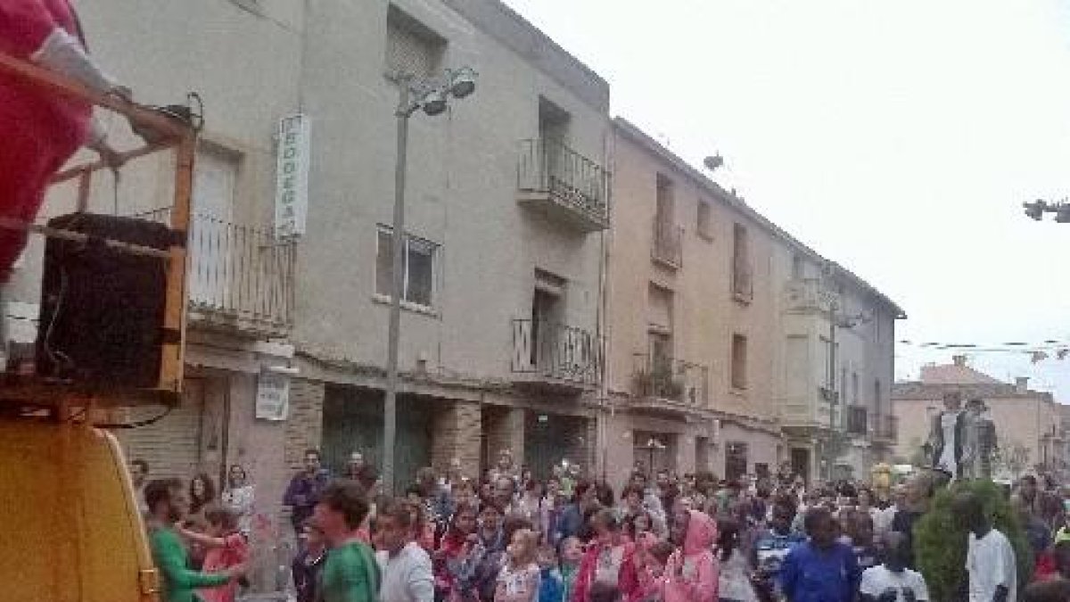 La pluja va respectar la cercavila, que va recórrer els principals carrers de la localitat.