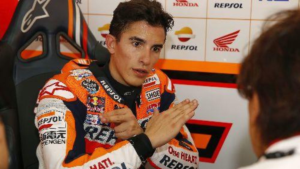 Marc Màrquez analitza amb el seu equip la sessió d’entrenaments en el Gran Premi d’Aragó.