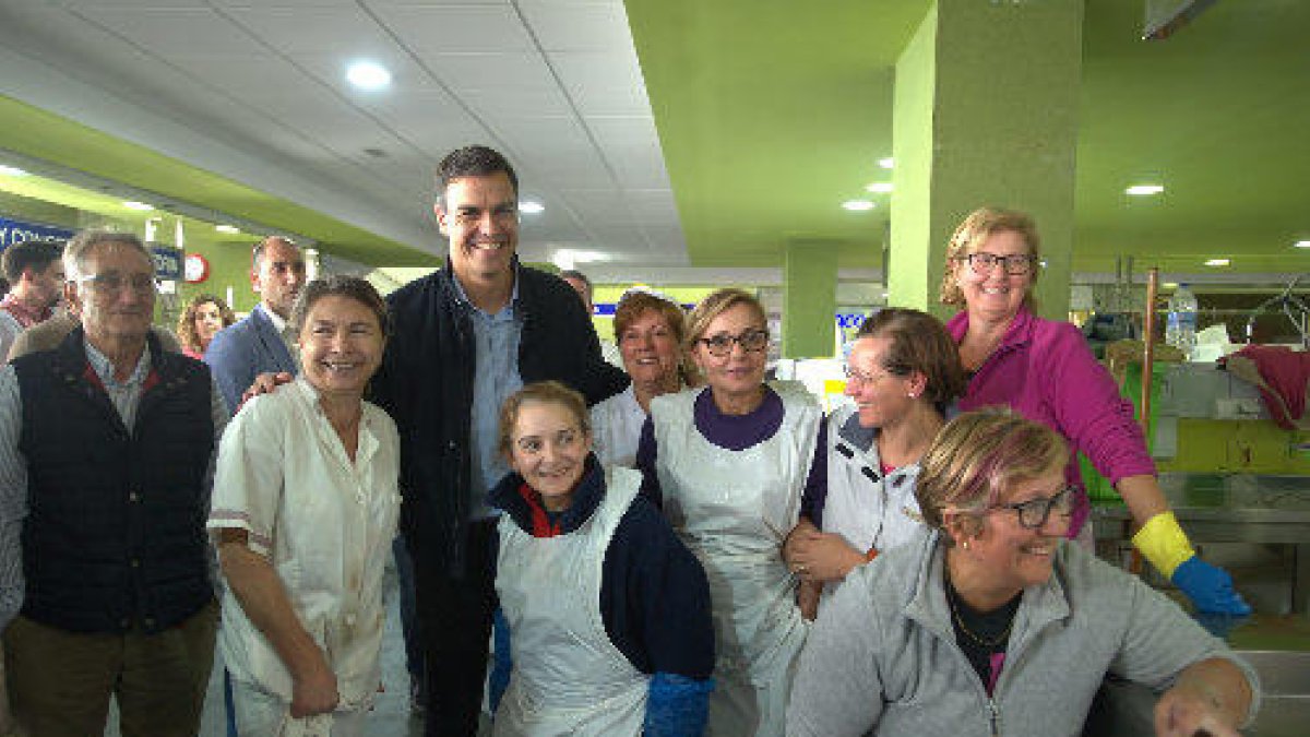 Pedro Sánchez, amb un grup de treballadores a Vigo, durant l’última jornada de la campanya electoral gallega.