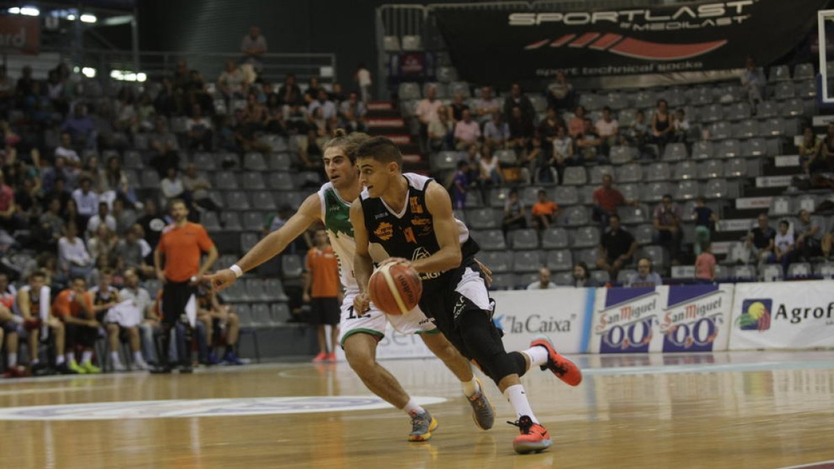 Rubín de Celis supera amb determinació Guillermo Corrales.