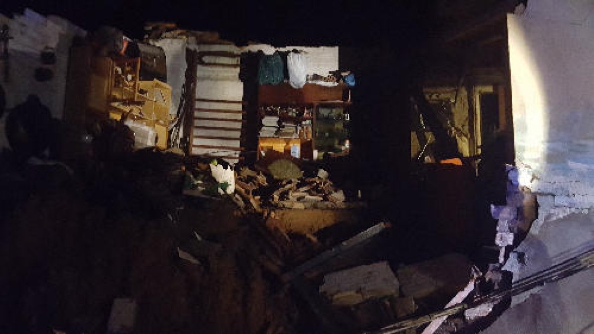 L’aigua va esfondrar part d’un habitatge al centre, va inundar la piscina coberta i va arrossegar alguns vehicles aparcats als carrers del nucli antic.