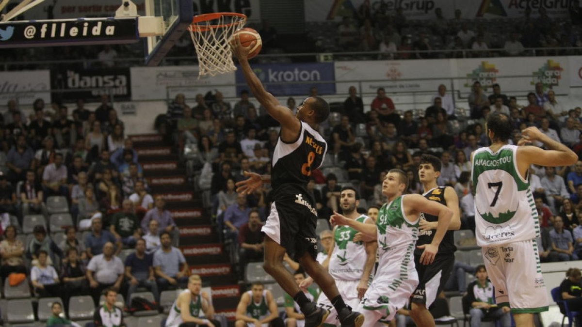 Garret Nevels deixa una safata sense cap oposició a la cistella extremenya.