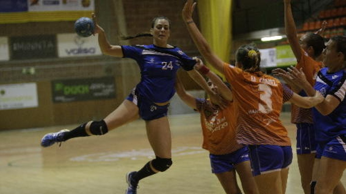 Una jugadora de l’Associació fingeix que llança a porteria davant de la pressió de la defensa rival.