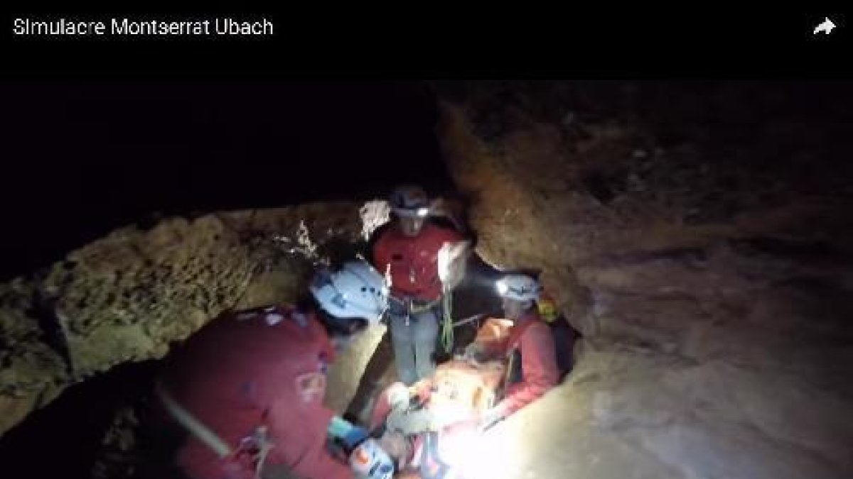 Simulacre de rescat dels GRAE a l’interior d’una gruta del Solsonès