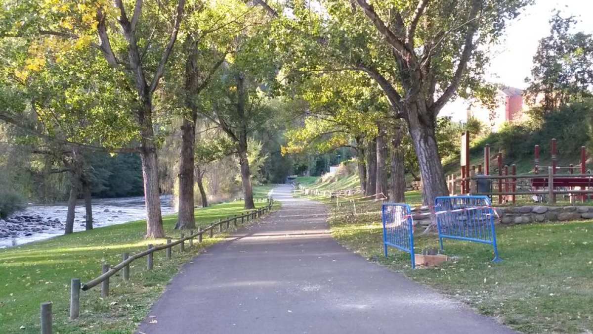 El Camí de la Riba que voreja la Ribagorçana, on ja s’han col·locat les bases dels fanals.