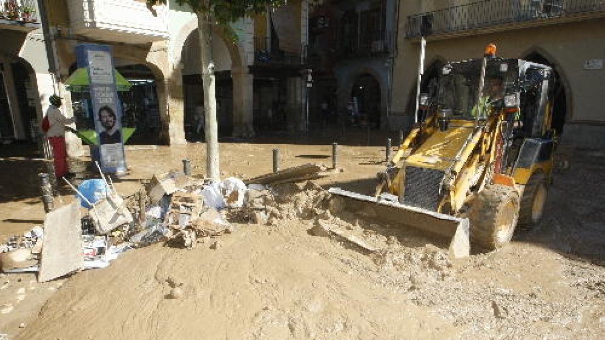 Articles d’un supermercat el magatzem del qual va quedar arrasat per l’acumulació d’aigua.
