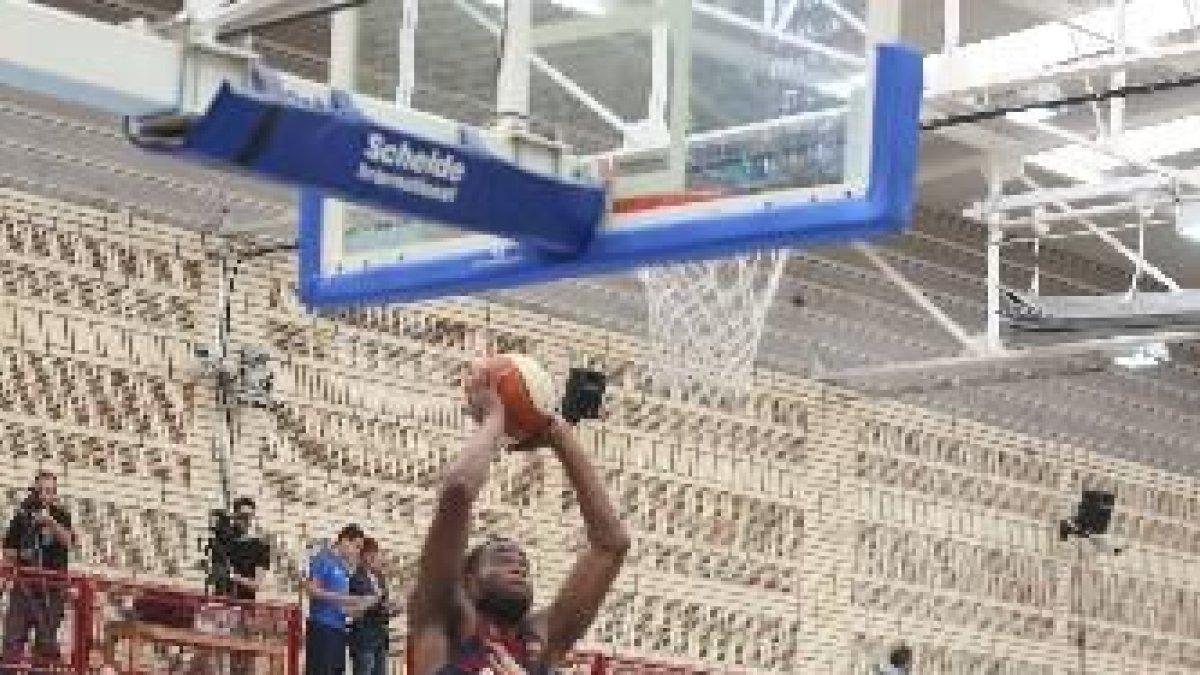 Marc Martí, jugador de l’Actel Força Lleida, defensa el blaugrana Atoumane Diagne.