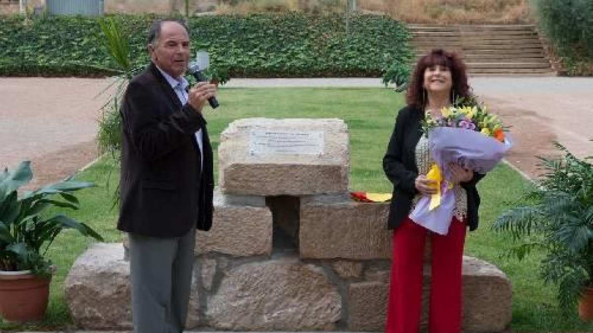 Montoliu dedica uns jardins a una mestra