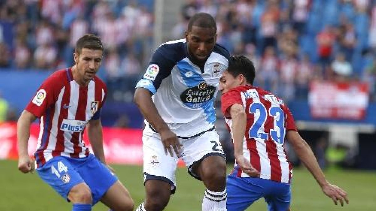 El jugador del Deportivo, Ryan Babel, avança entre Gabi i Gaitán.