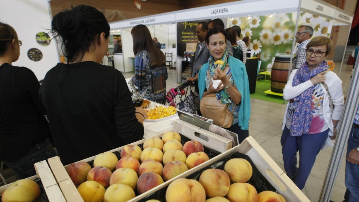 Els visitants a la 24a Fira del Préssec de Pinyana van gaudir d’aquesta fruita en totes les seues variants.