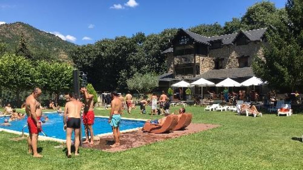 Imatge d’arxiu de turistes aquest estiu en un establiment hoteler de Sort.