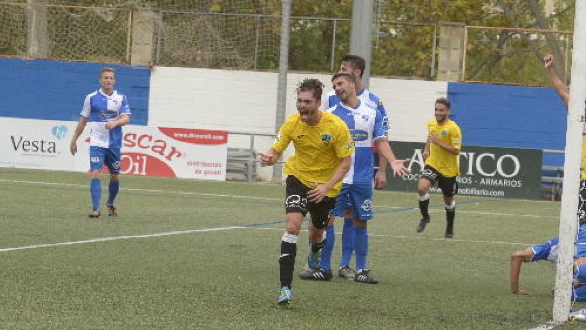 Cristian Fernández celebra el seu gol, amb el qual el Lleida es va avançar ahir al camp de l’Ebro, però que no va servir perquè l’equip guanyés el partit.