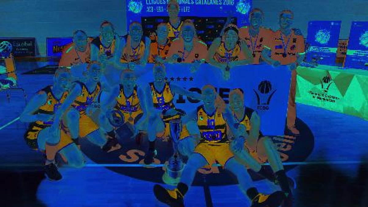 Plantilla i cos tècnic del Cadí la Seu celebren el títol després de superar el Girona.