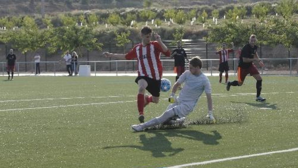 Un jugador del Puigvertenc intenta superar el porter local.