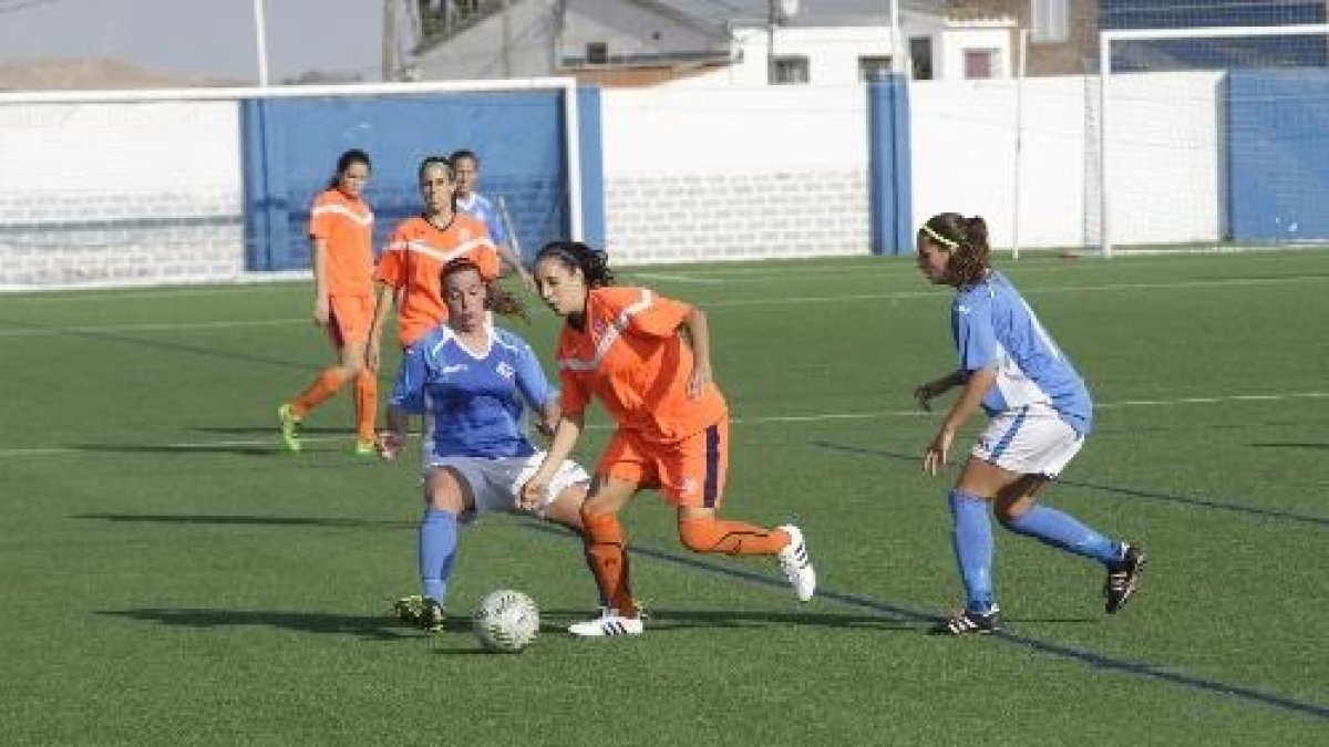 Una jugadora de l’Europa porta la pilota.