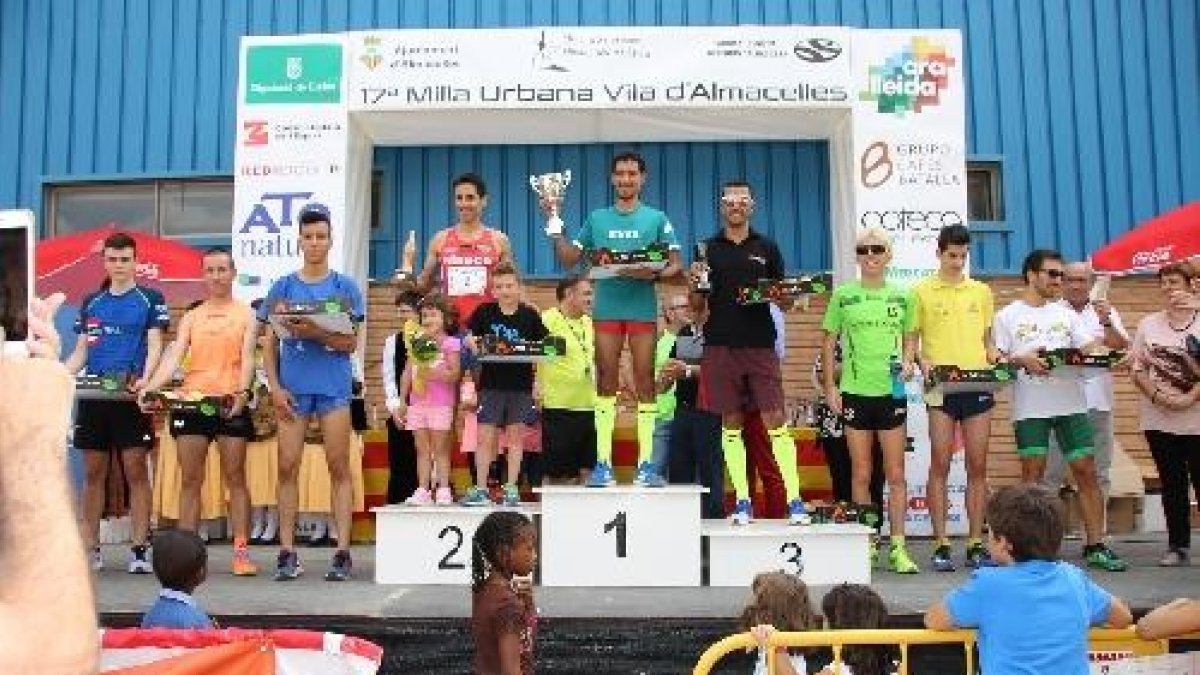 El podi masculí amb el vencedor Ayad Lamdassem, flanquejat per Eliseo Martín i Merzougui.