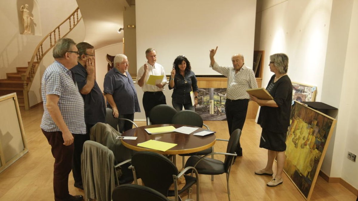 Els membres del jurat, ahir durant la deliberació al Cercle de Belles Arts.