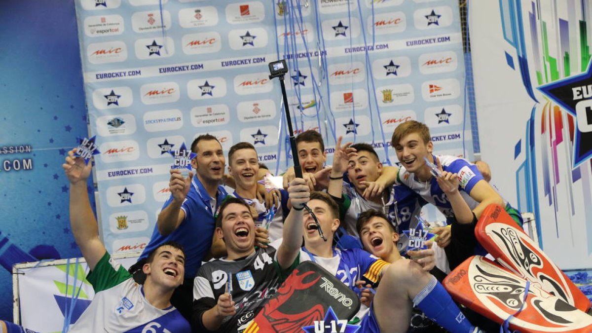 Els integrants de l’equip infantil de l’ICG Software Lleida, amb els trofeus a la mà, van immortalitzar al final del partit la gran gesta aconseguida amb un ‘selfie’.