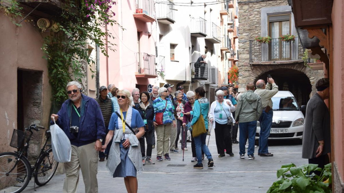 Un dels grups de nord-americans que ahir van visitar el centre històric de la Seu d’Urgell.