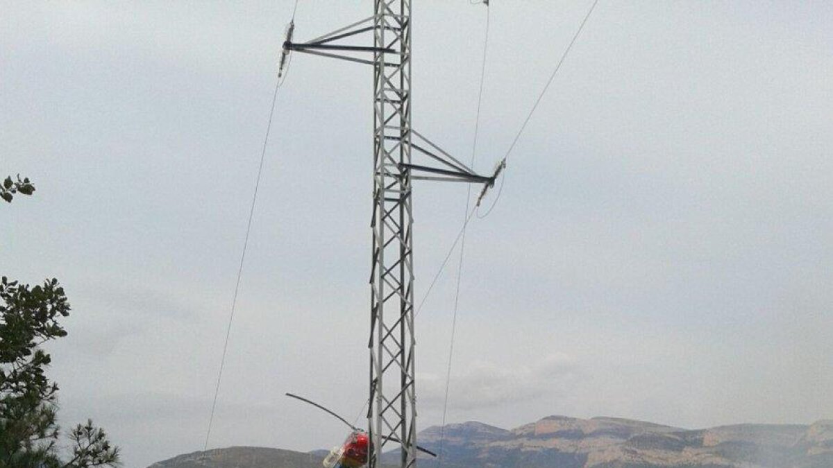 Tasques d’extinció ahir a Montargull, al costat de la carretera L-512.