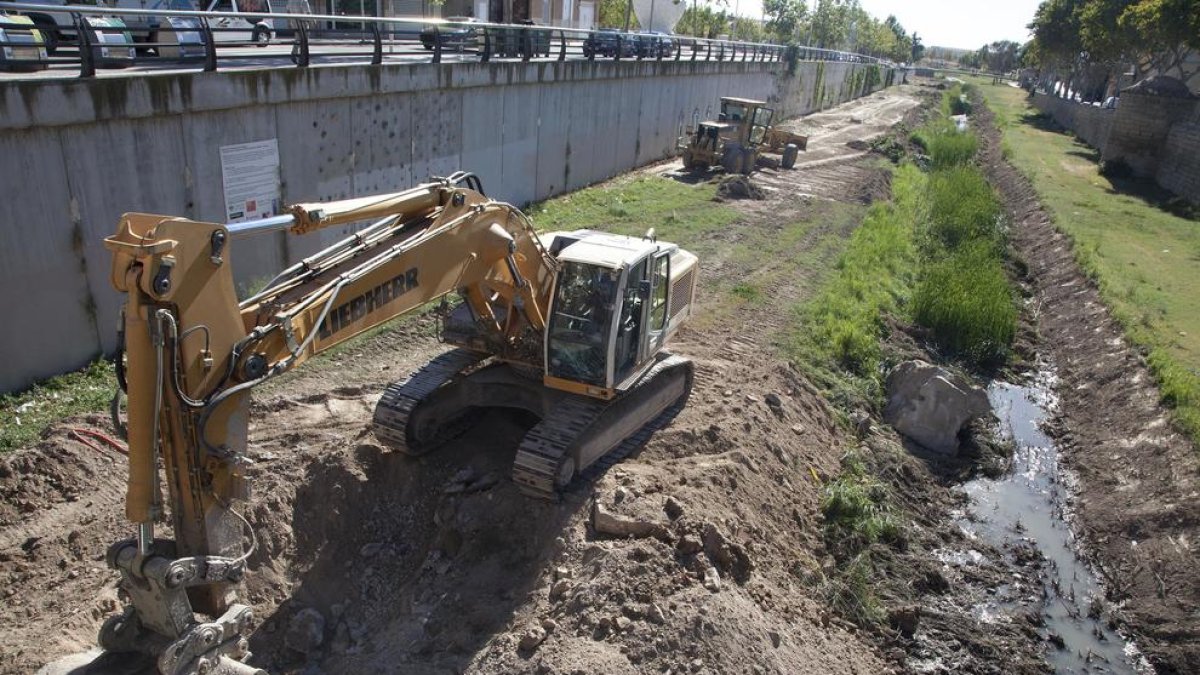Treballs duts a terme la setmana passada al costat del llit del riu Ondara al seu pas per Tàrrega.