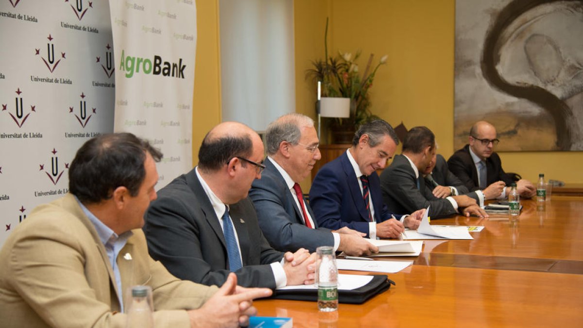Representants de la UdL i de CaixaBank firmant el conveni.