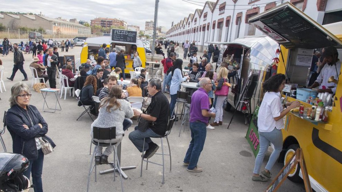 El públic va gaudir, entre altres activitats, de l’oferta de menjar ràpid en ‘foodtrucks’.