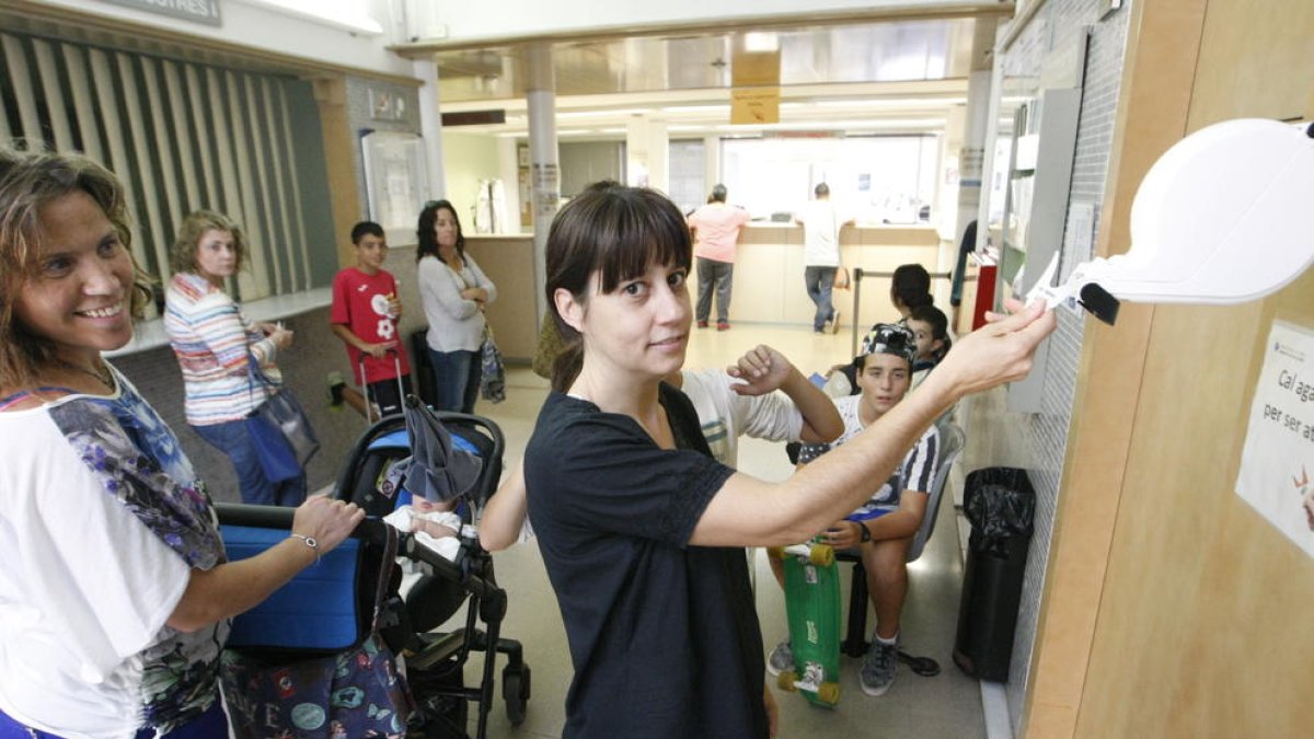 El dispensador del CAP de Balàfia es va instal·lar la setmana passada i serveix per gestionar les cues i ser atès al taulell.