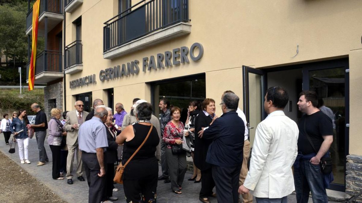 Un grup de veïns, ahir davant de l’edifici amb els deu pisos tutelats per a la gent gran de Rialp.
