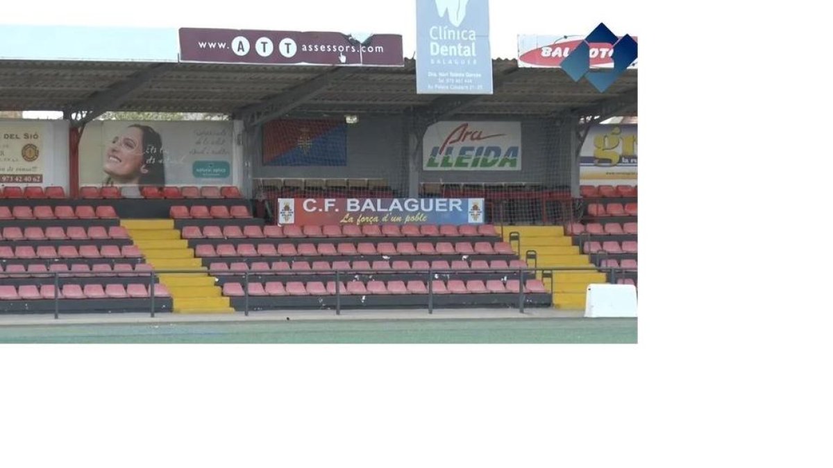 Imatge de la grada del camp del Balaguer amb la coberta que es canviarà ben aviat.