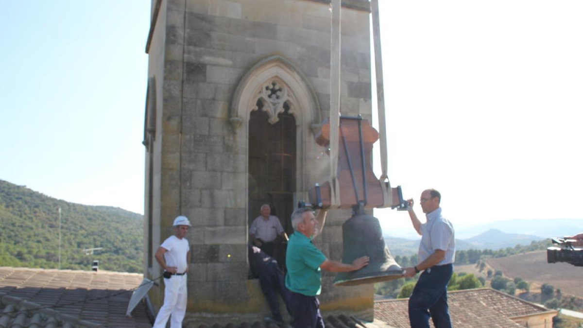 Col·locació ahir de l’antiga campana de Millà al monestir.