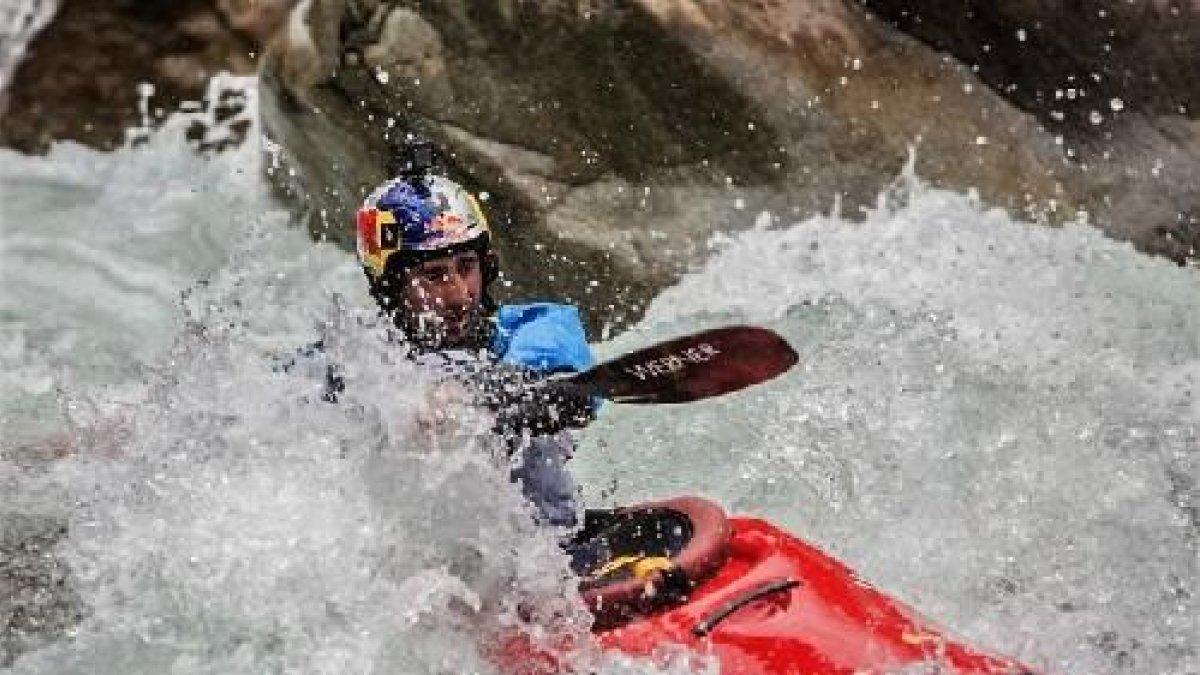 Aniol Serrasolses, durant el seu descens en aigües del riu Otzal, a Àustria.