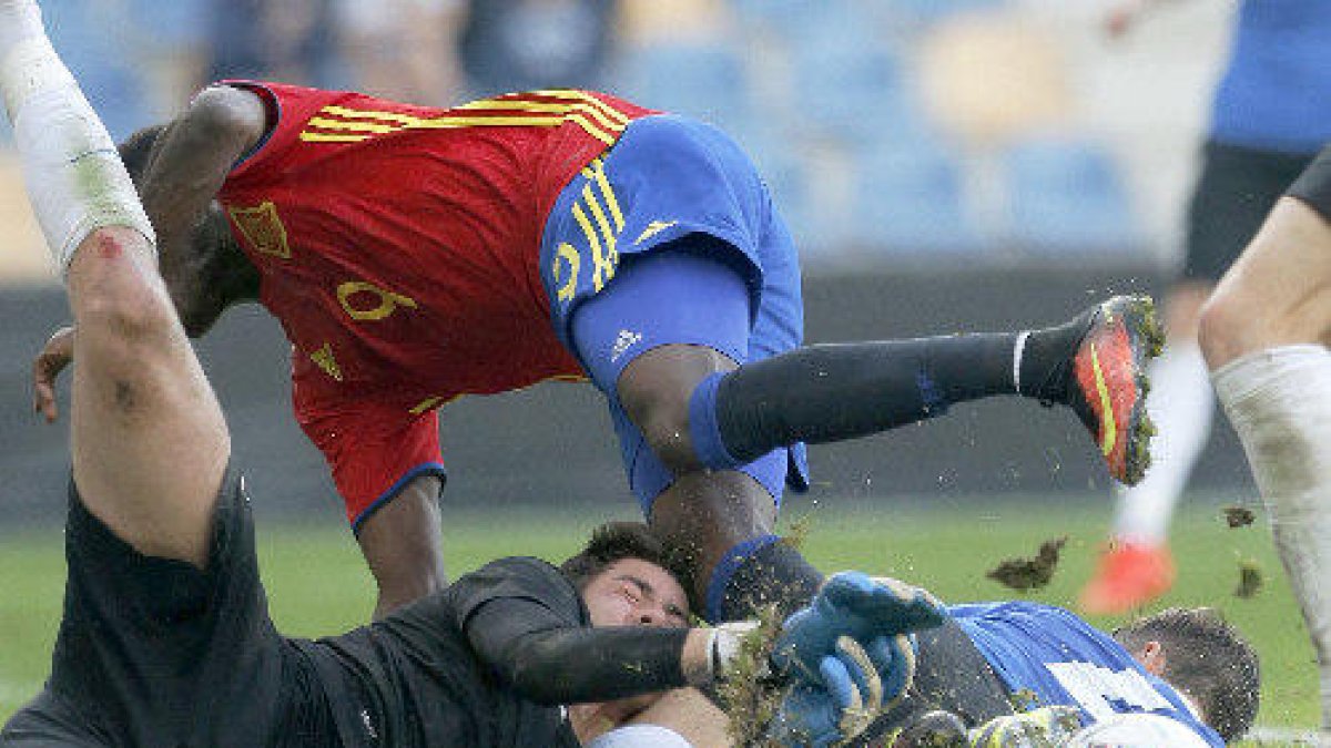 Williams, de l’Athletic, intenta sense sort marcar.