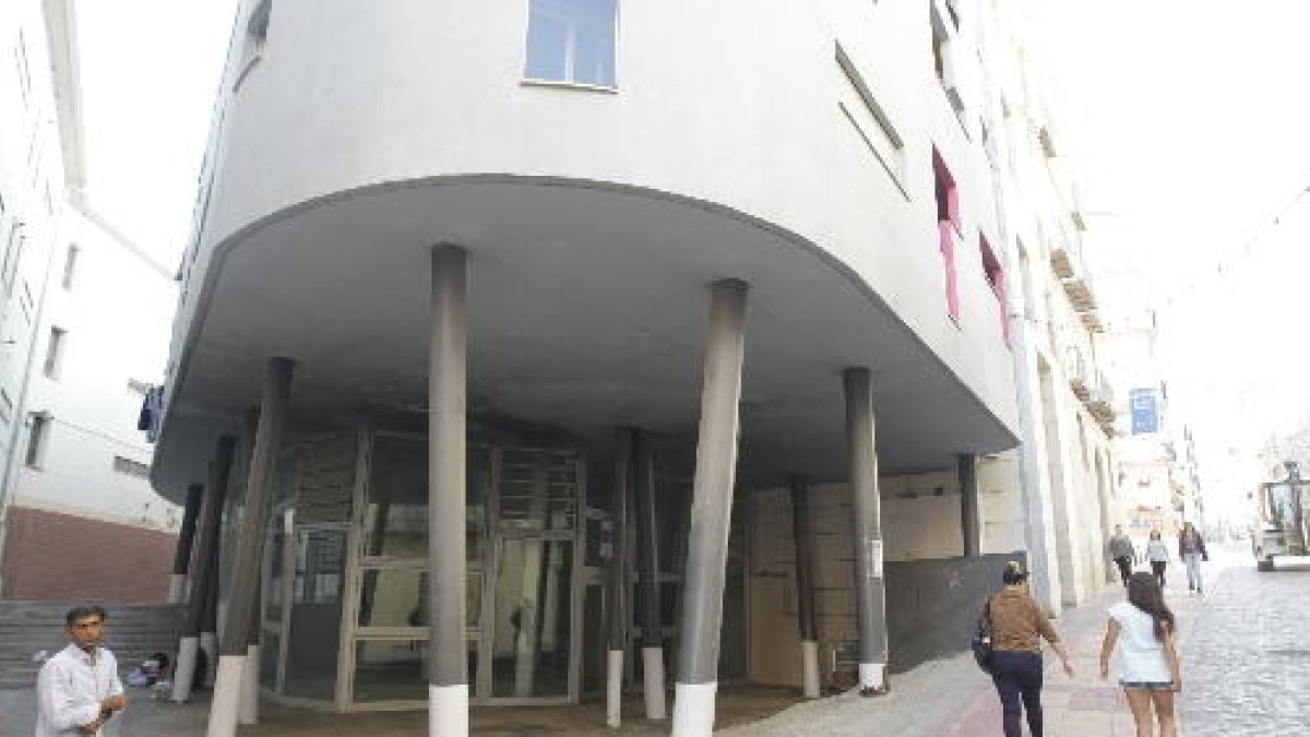 La Casa del Dibuix i del Còmic està prevista als baixos d’aquest edifici de pisos socials de Cavallers.