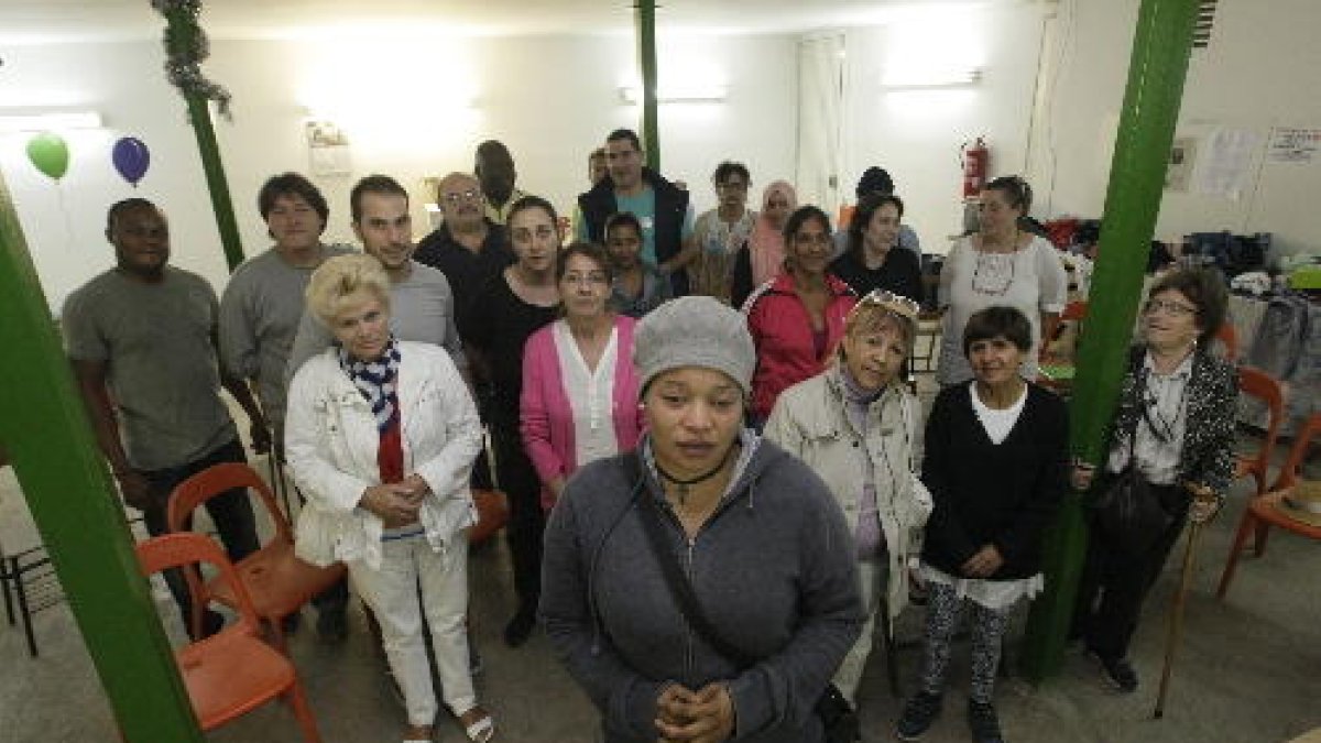 Sandra, en primer pla, amb activistes de la PAH al local de l’entitat, que ahir celebrava assemblea.