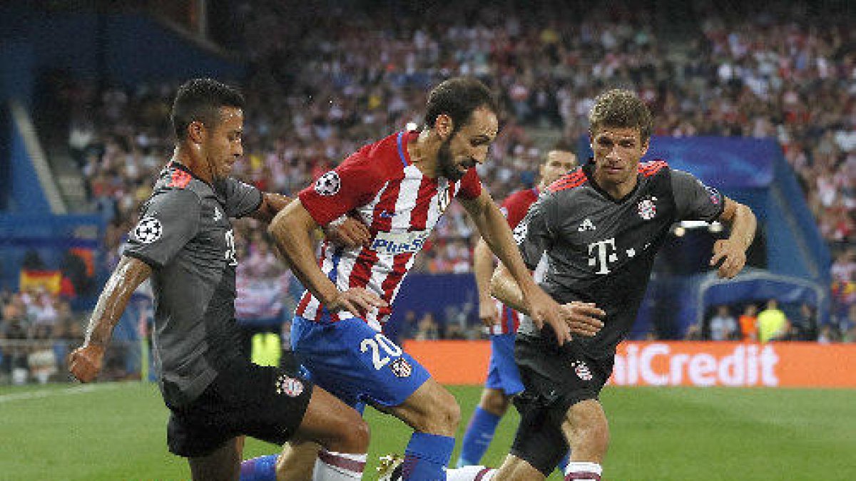 Juanfran avança entre Thiago i Thomas Müller, del Bayern.