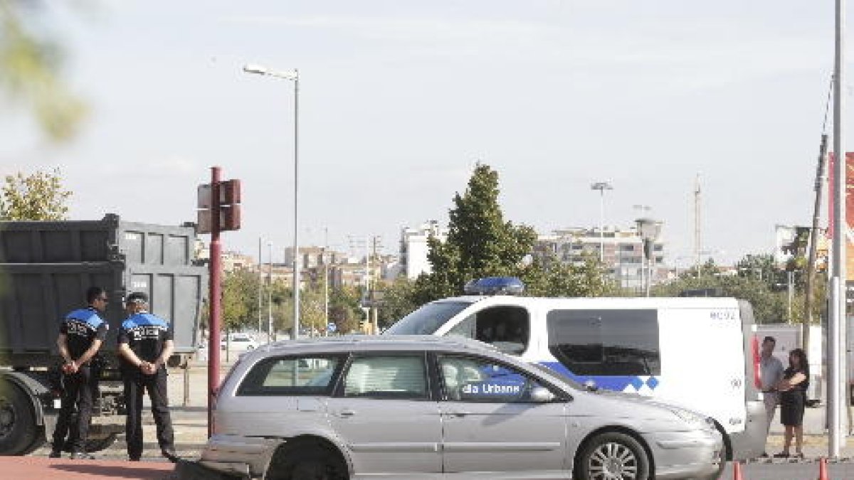 Imatge del vehicle accidentat en una de les rotondes de l’Ll-11.