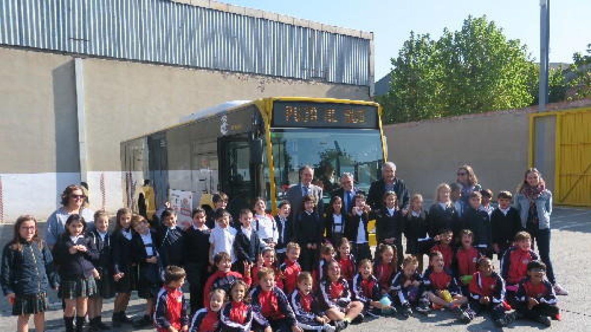 Ahir va ser el torn d’alumnes del col·legi Santa Anna, que van visitar les instal·lacions d’Autobusos.