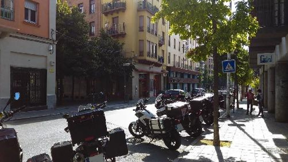 Les places per a motos seran al costat dels passos de vianants.