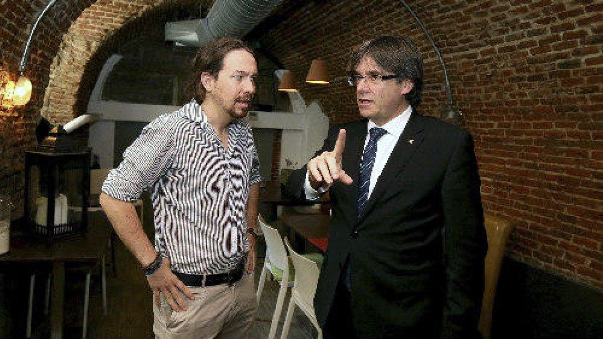 Puigdemont va regalar a Iglesias la biografia de Montserrat Roig ‘Con otros ojos’, de Betsabé Garcia.