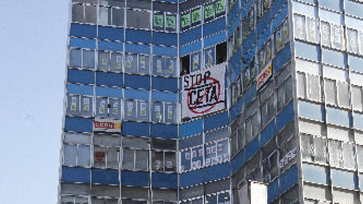 Un moment de la concentració de la plataforma STOP CETA.
