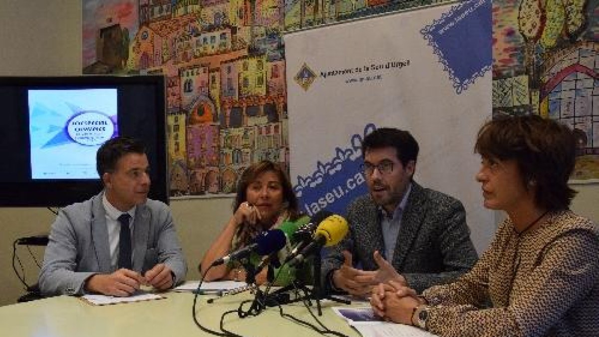Albert Batalla i Conxita Marsol, al centre, ahir durant la presentació de la candidatura conjunta.